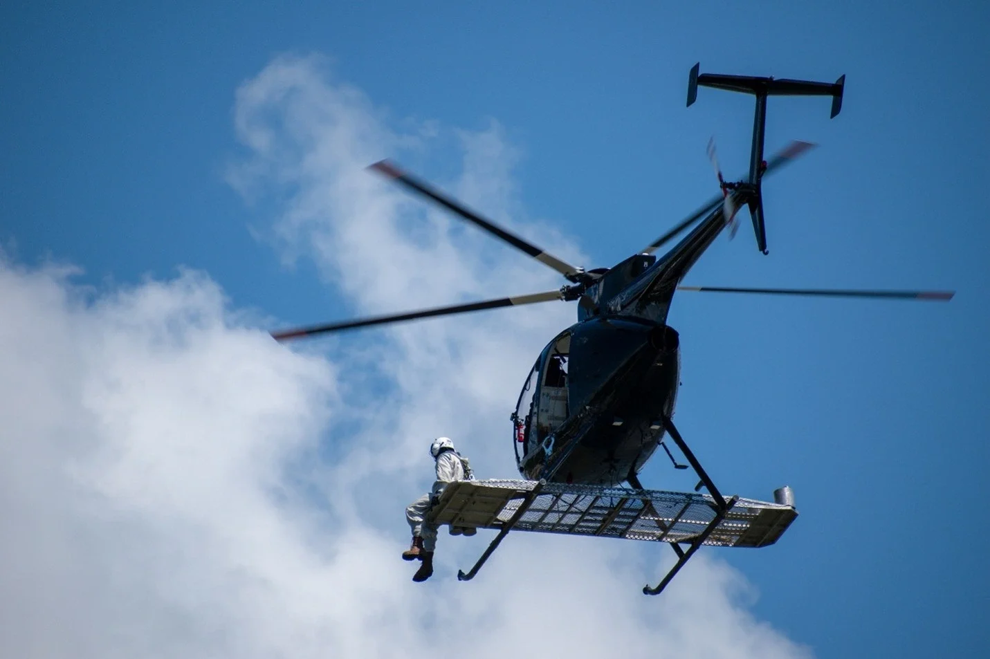 Helicopter lineman sitting platform